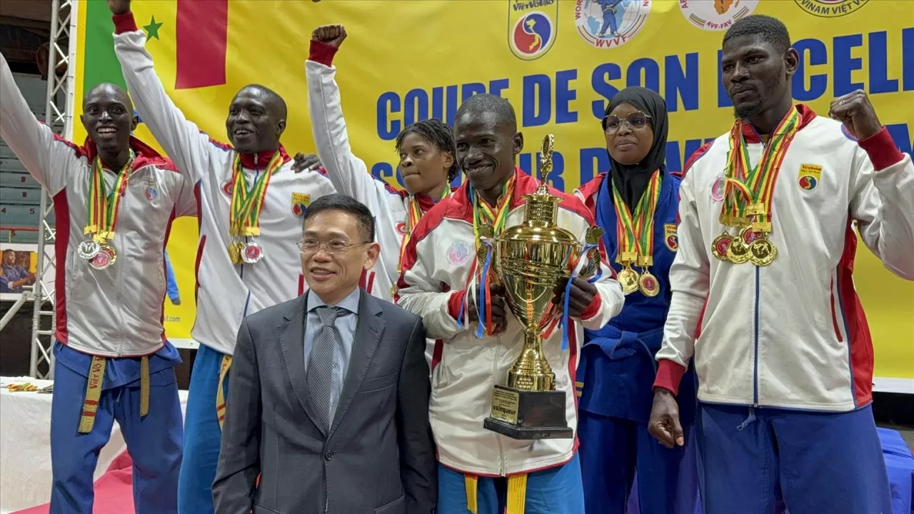 Đại sứ Việt Nam tại Algeria kiêm nhiệm Senegal Trần Quốc Khánh trao huy chương cho các võ sinh đoạt giải.