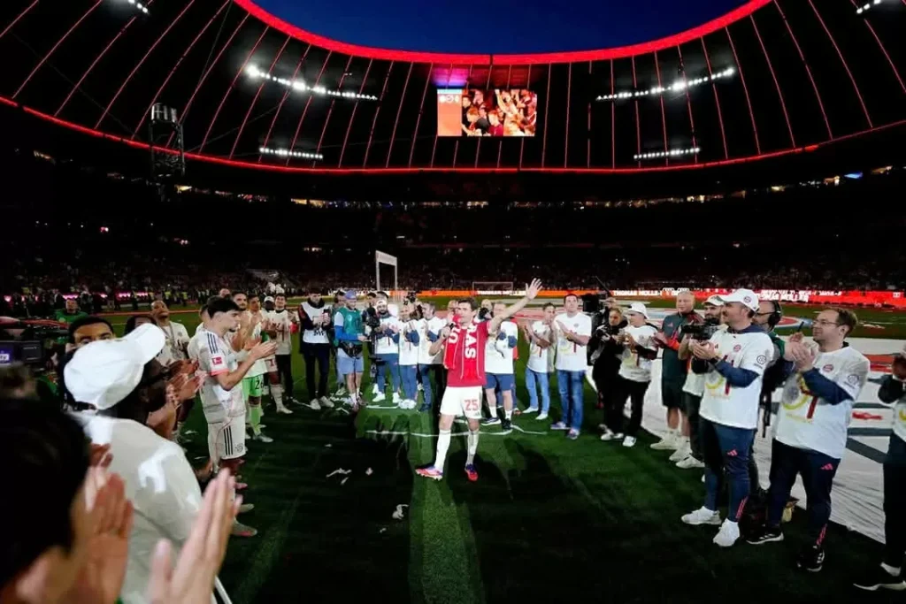 Thomas Müller nói lời chia tay đội bóng và các CĐV.