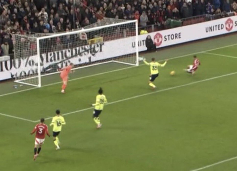 Cận cảnh pha bỏ lỡ khó tin của Antony trước Southampton 3